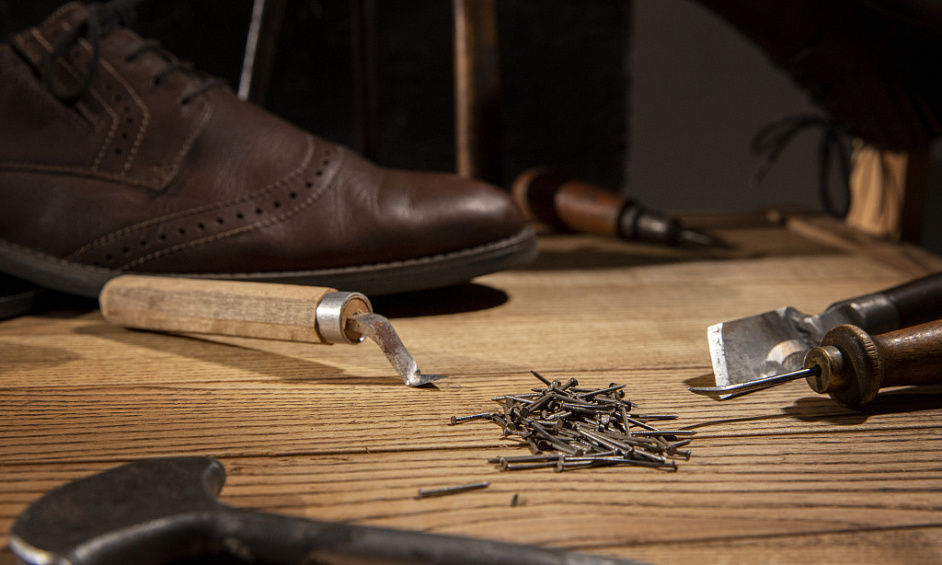 For sale - business: shoes, shoe repair, key cutting - dept 74 1