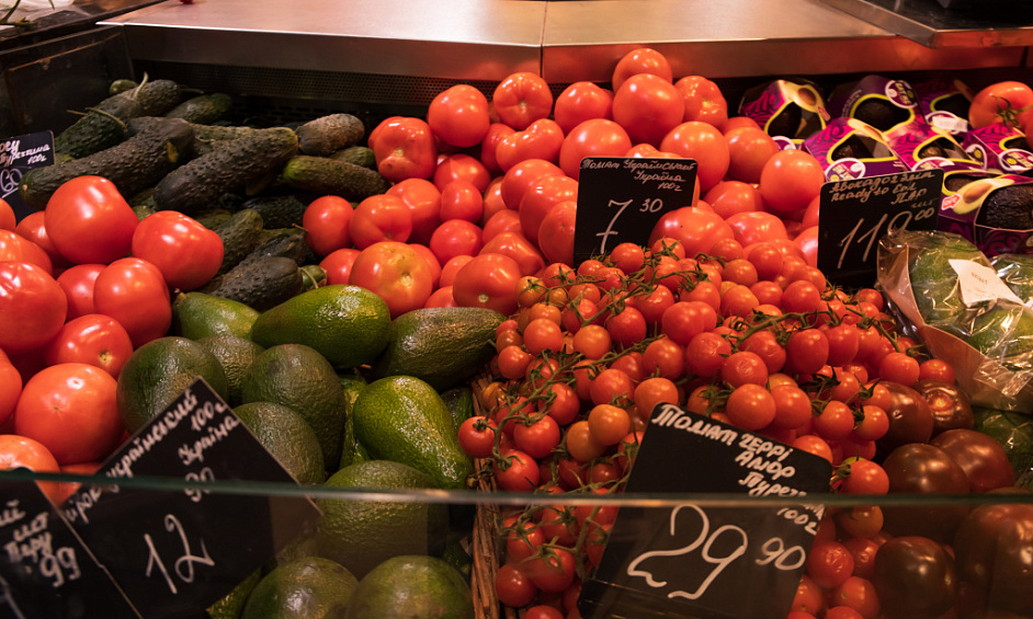 Convenience store sale of fruit and vegetables in Riom 1