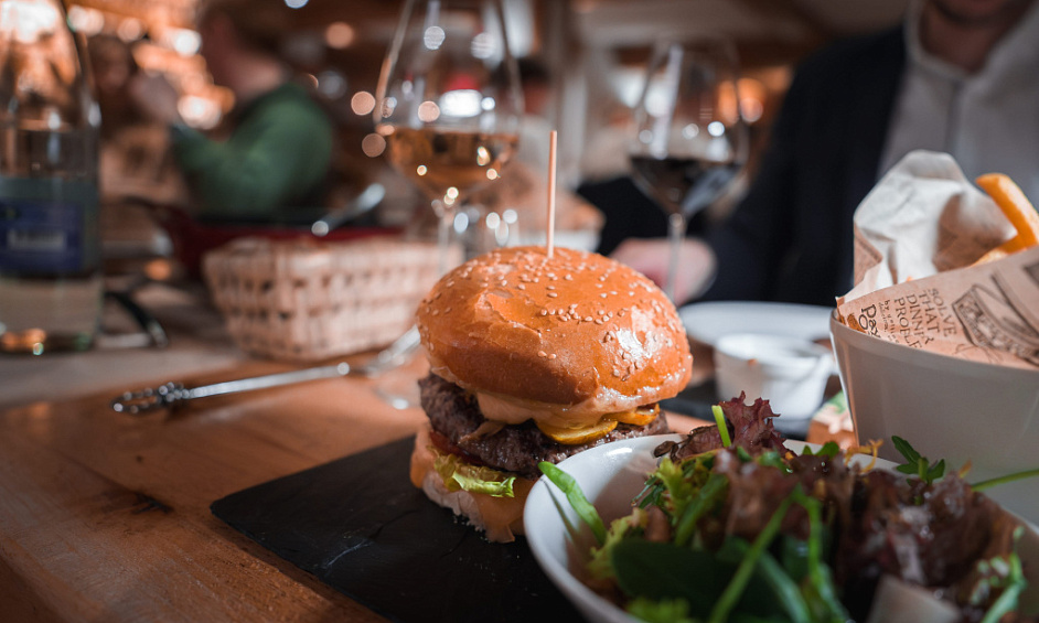 AV restaurant bistro and French hamburgers 31 1