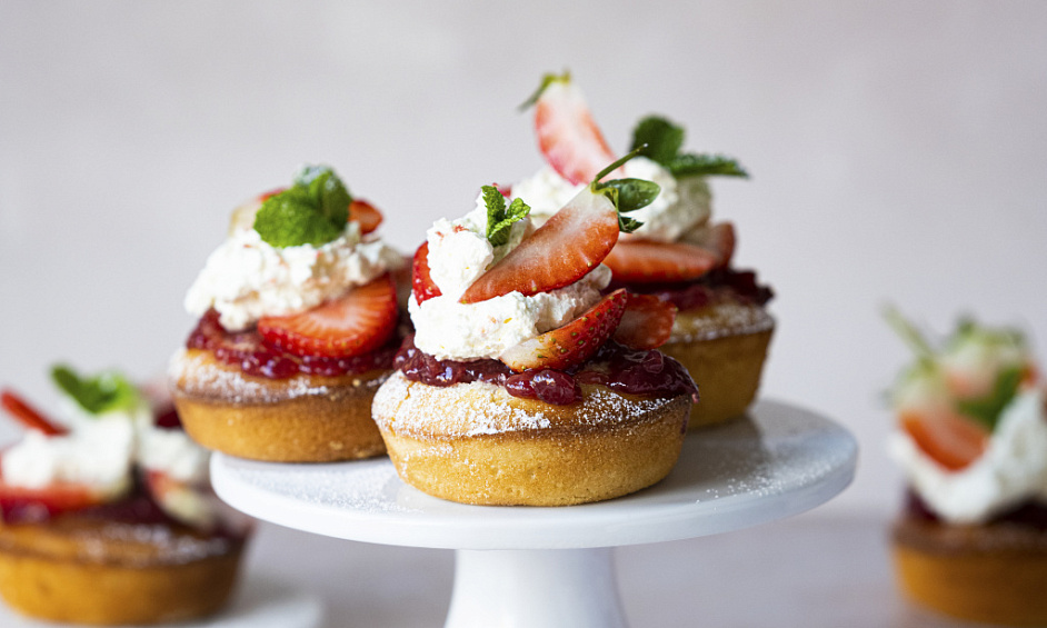 Sale bakery/pastry shop on busy road Pusignan 1