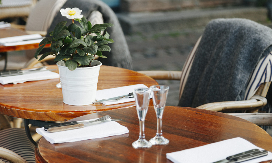 AV corner restaurant 100 covers – terrace canal Sète 1