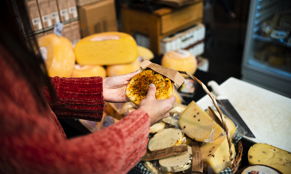 Business transfer (goodwill) cheese shop in downtown Bron 1