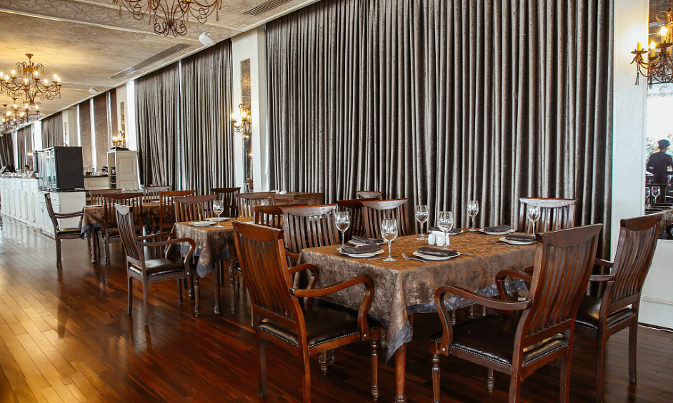 Profitable gourmet restaurant + possible premises 1